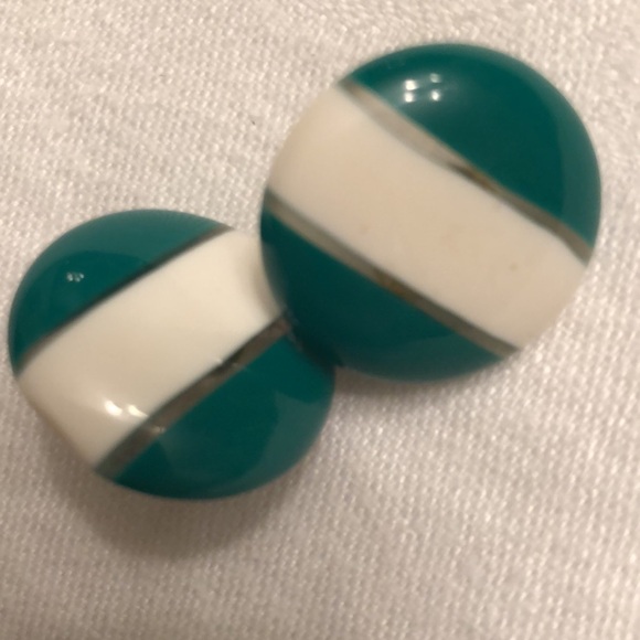 VINTAGE EMERALD GREEN & WHITE ROUND EARRINGS CENTRE BACK POST 7/8”Diameter- #484 - Picture 4 of 6